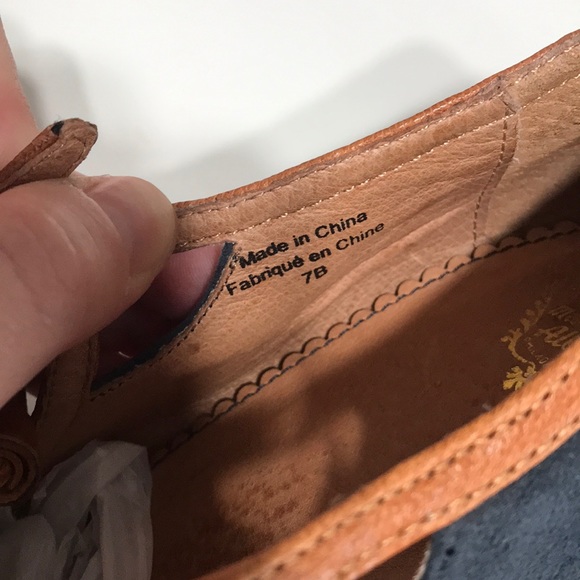 Tan & Navy Academia Heels - Picture 4 of 6